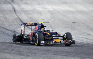 Carlos Sainz, con la rueda trasera totalmente destrozada