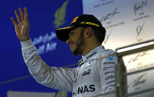 Hamilton saluda del podio en el GP de Bahr�in 2016