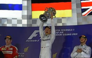 Nico Rosberg, Kimi Raikkonen y Lewis Hamilton en el podio del GP de...