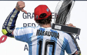 Valentino Rossi subi� al podio en 2015 con la camiseta de Maradona