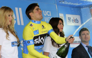 Mikel Landa en el podio de la general.