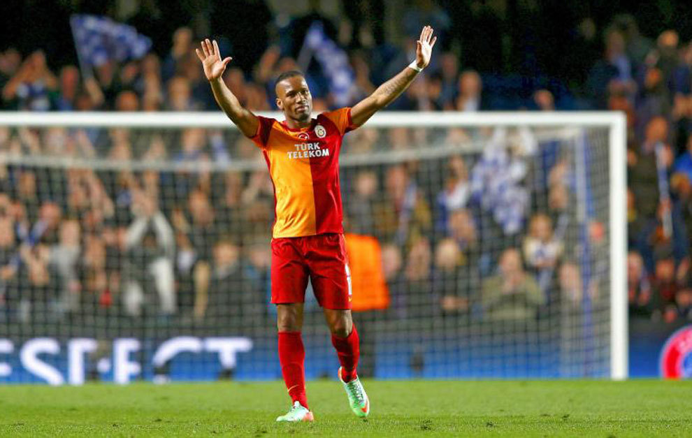 Drogba saluda a la afici�n de Stamford Bridge.