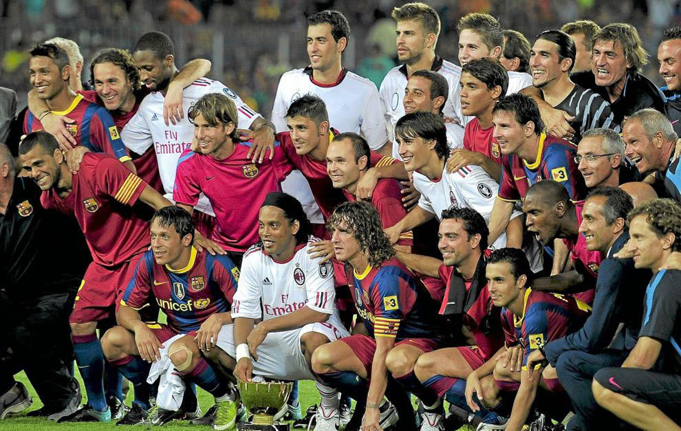 Ronaldinho posa con sus excompa�eros del Barcelona.