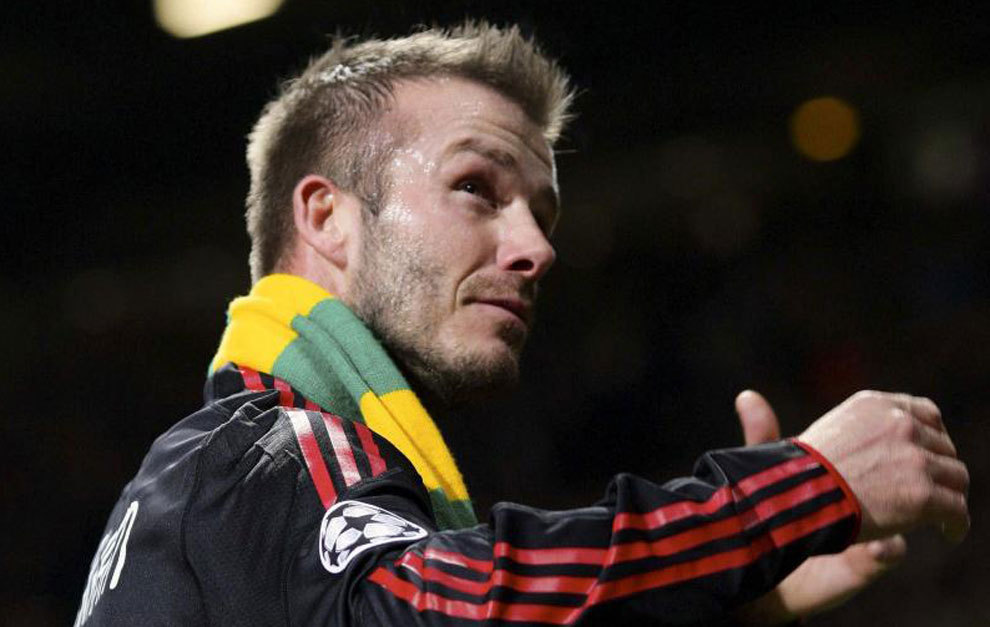 Beckham saluda a los aficionados del United.