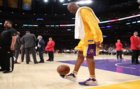 Kobe Bryant jugando al f�tbol durante el pen�ltimo partido de su...