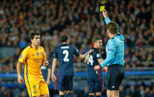Felix Brych le ense�a una tarjeta amarilla a Luis Su�rez durante el...