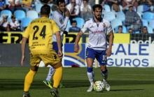 Javi Ros controla un bal�n en un partido con el Real Zaragoza.