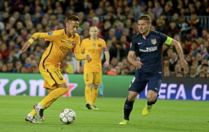 Neymar controla el bal�n ante Gabi en el Bar�a-Atl�tico del martes.