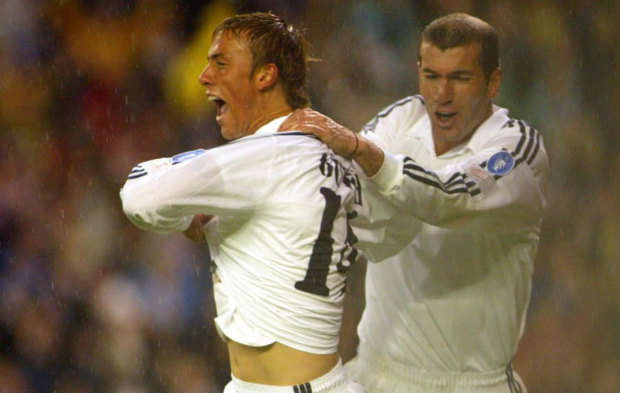 Guti celebra con Zidane el gol con el que remont� el Madrid al...