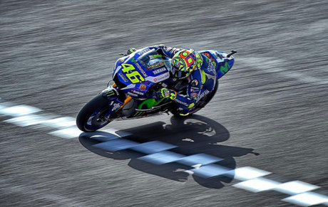 Valentino Rossi traspasa la l�nea de meta de Termas de R�o Hondo