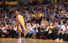 Kobe Bryant jugando contra los Clippers en el Staples Center