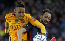 Neymar y Juanfran en la disputa de un bal�n