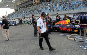 Alonso, echando un vistazo a un Red Bull en la parrilla de salida del...