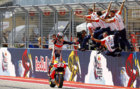 Marc M�rquez celebra con su equipo su victoria en Austin de la pasada...
