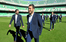 Xavi Torres, con el traje oficial del Betis, en el Benito Villamar�n.