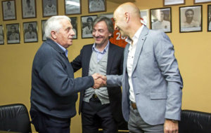 Blas Madrigal, presidente de la Agrupaci�n de Pe�as, con Pitarch y...