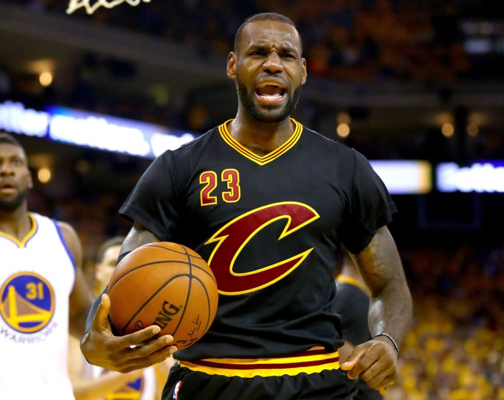 LeBron James con la camiseta negra con mangas de los Cavaliers