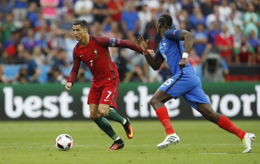 Cristiano intenta conducir la pelota. | MARCA.com