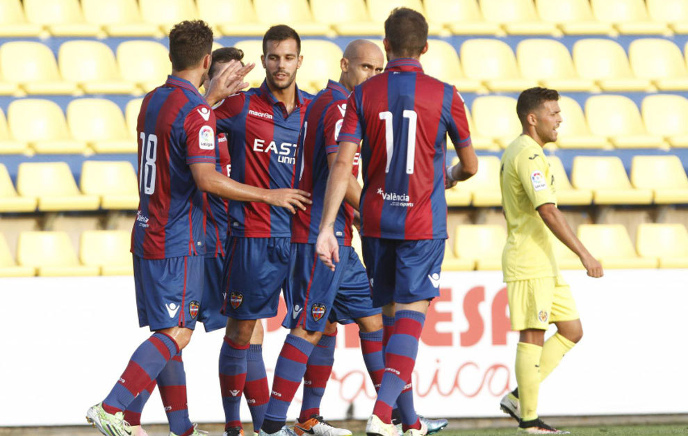 Los jugadores del Levante celebran uno de los tantos de Casedes�s