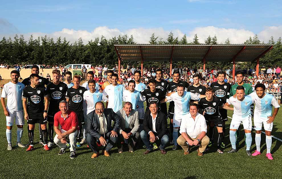 Los jugadores de ambos equipos posaron juntos para la foto oficial