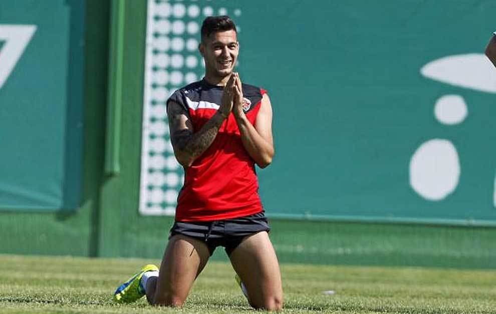 Sergio Le�n pide perd�n en broma durante un entrenamiento