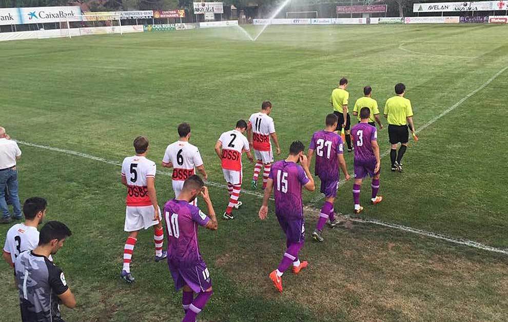 Los jugadores de Sanse y Mirandés, con la equipación morada, saltan...
