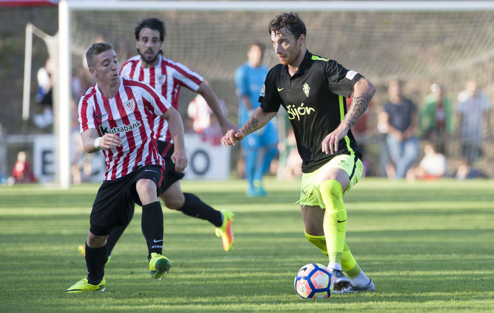 Muniain y Amorebieta luchan por un bal�n.
