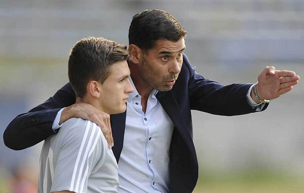 Fernando Hierro da instrucciones durante el partido en Avil�s