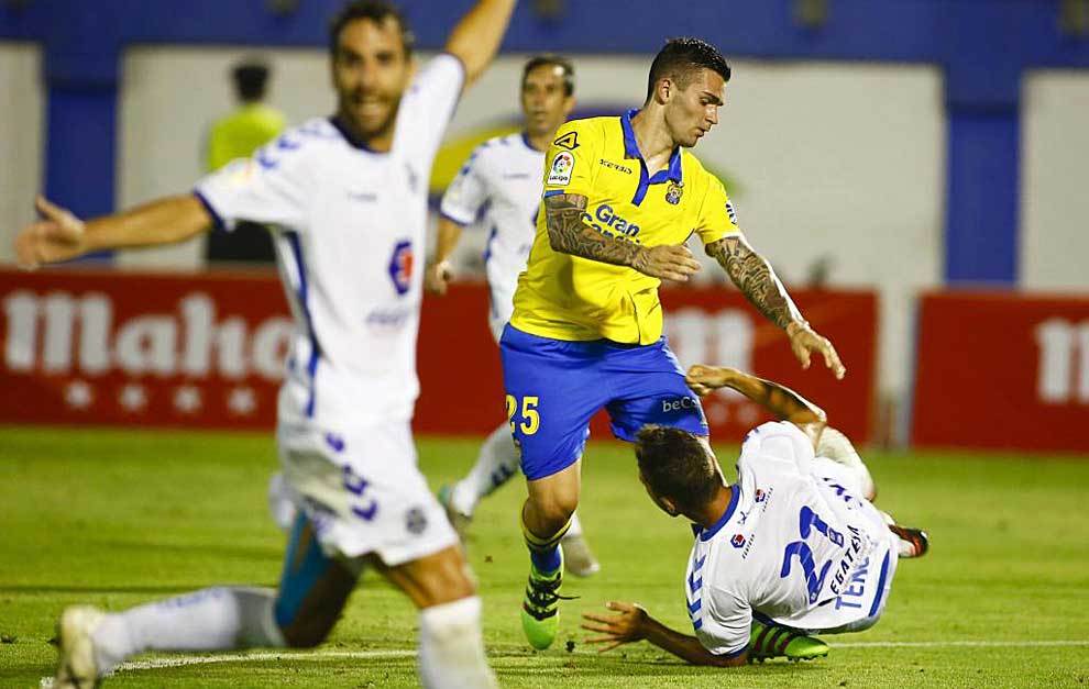 Uno de los lances de un partido que result� bastante bronco por...