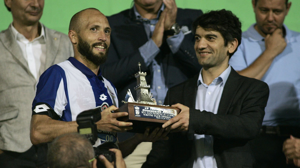 Laure recibe el trofeo de manos del Alcalde de Ferror, Jorge Su�rez