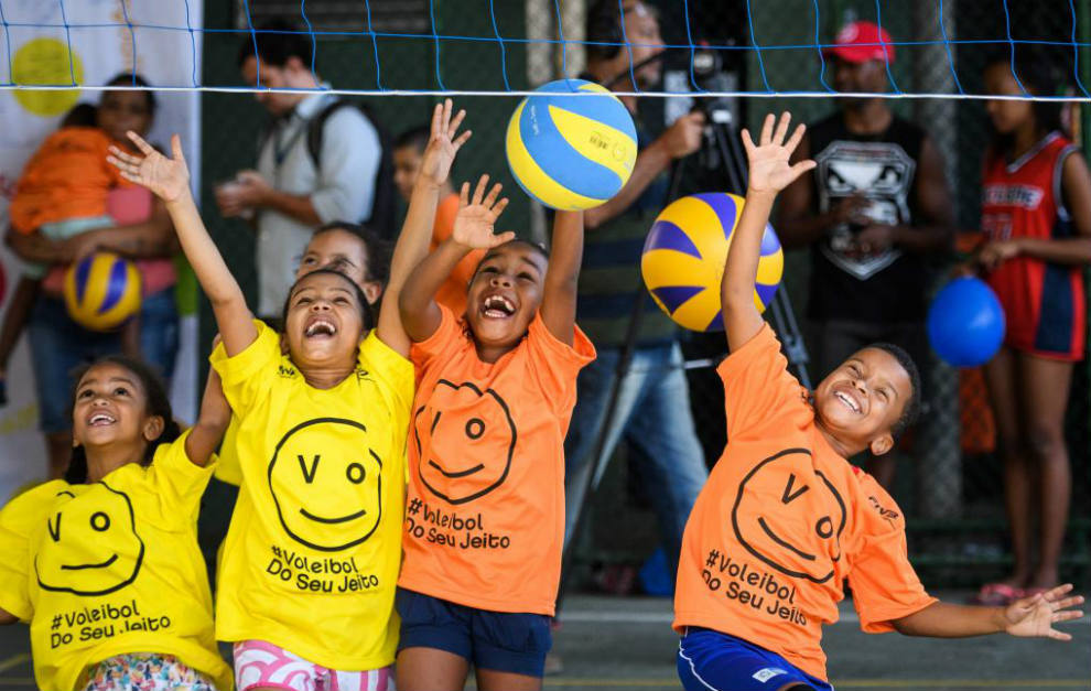 Los ni�os brasile�os jugando al voleibol.
