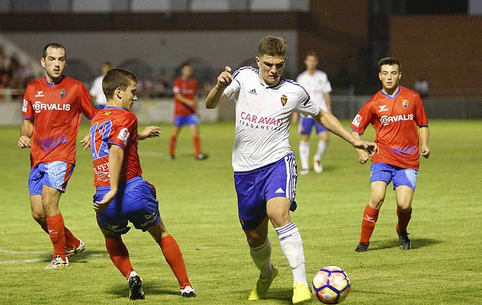 Ra�l Guti controla el bal�n durante el partido en Teruel