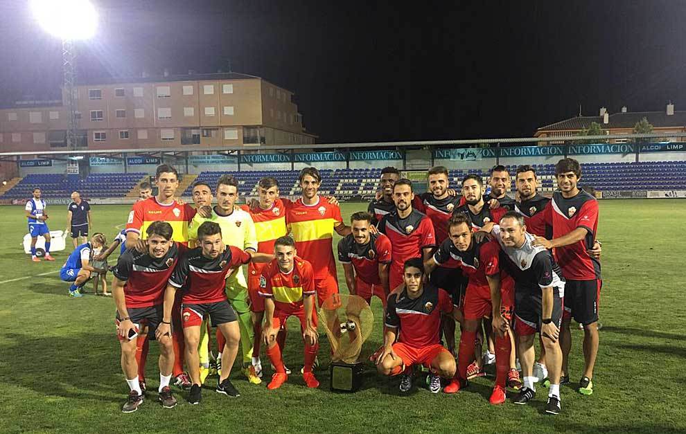 Los jugadores ilicitanos posan en El Collao con el trofeo conquistado