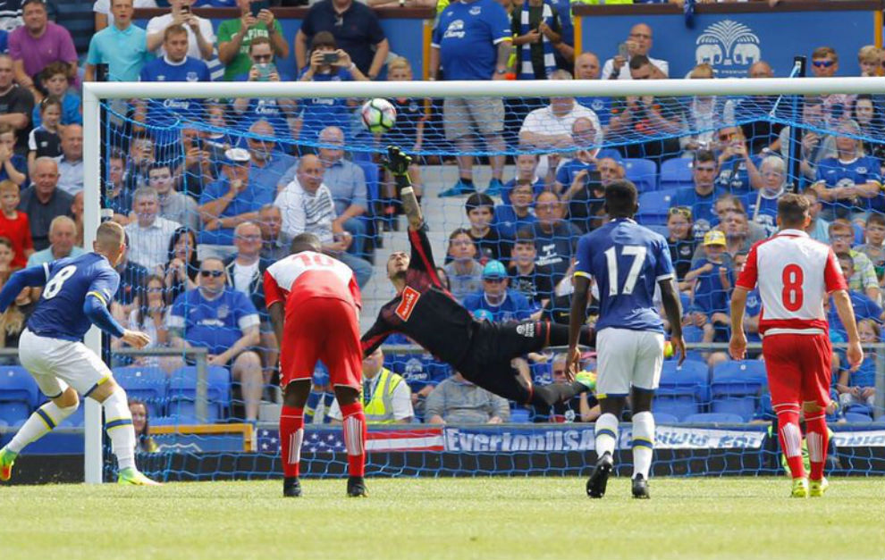 Roberto vuela en una de las acciones del encuentro ante el Everto