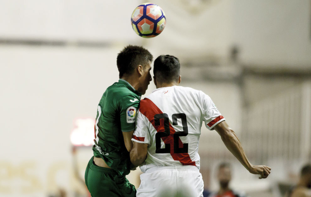 Bustinza y Diego Aguirre en una disputa de bal�n en el Trofeo...