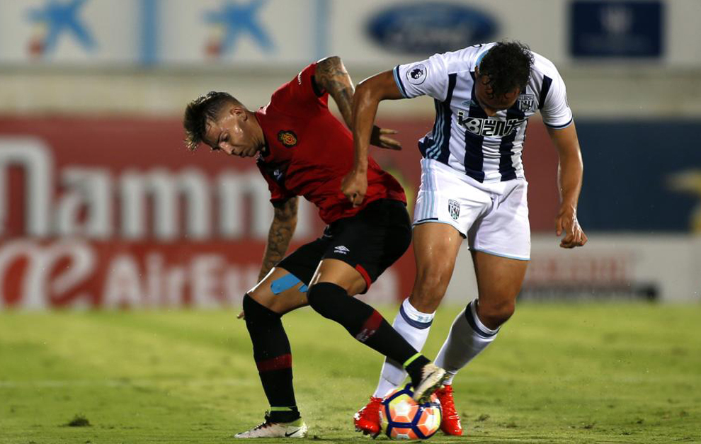 Brandon, disputando un bal�n a un jugador del WBA.