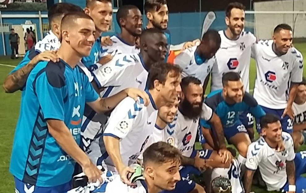 Los jugadores del Tenerife, con el Trofeo Teide.