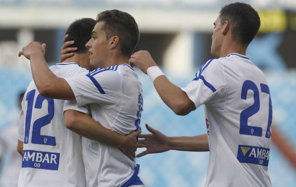 Lanzarote celebra su primer gol del verano con sus compa�eros.
