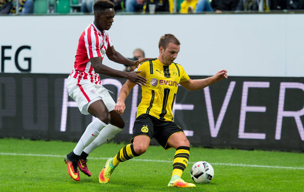 Williams pelea un bal�n con Mario G�tze. /