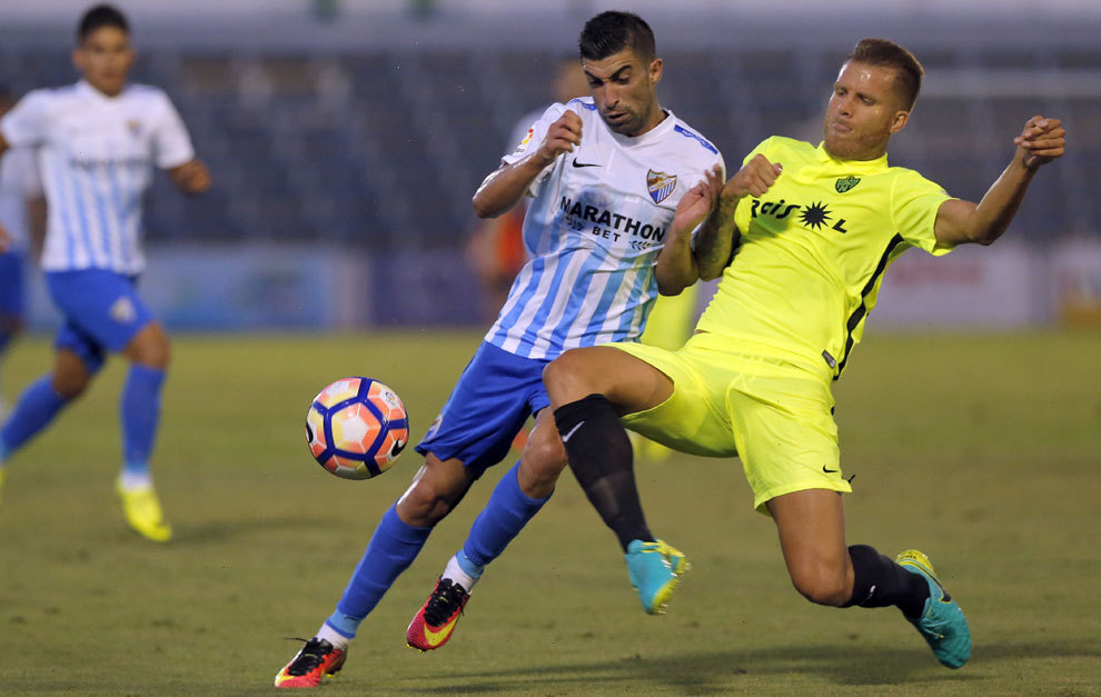El M�laga demostr� estar m�s a punto que su rival, el Almer�a. /