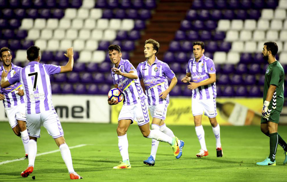 Los jugadores del Valladolid celebran el tanto de Lichnovsky.