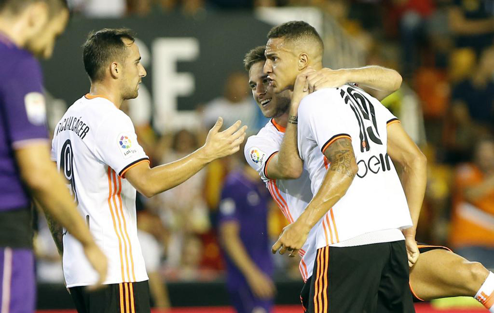 Alc�cer, Medr�n y Rodrigo celebran el primer gol del Valencia.