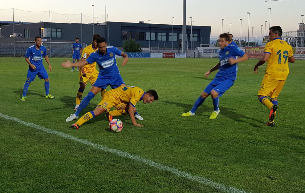El Alcorc�n dobleg� al Fuenlabrada en el Estadio Fernando Torres. /