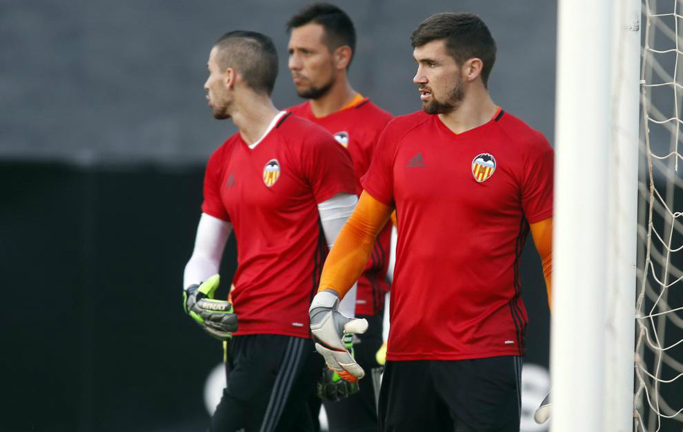 Valencia: El Valencia tiene un dilema con los tres porteros | Marca.com