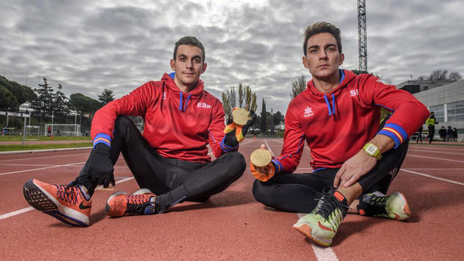 Gerard Descarrega y Marcos Blanqui�o posan en la pista del CAR de...