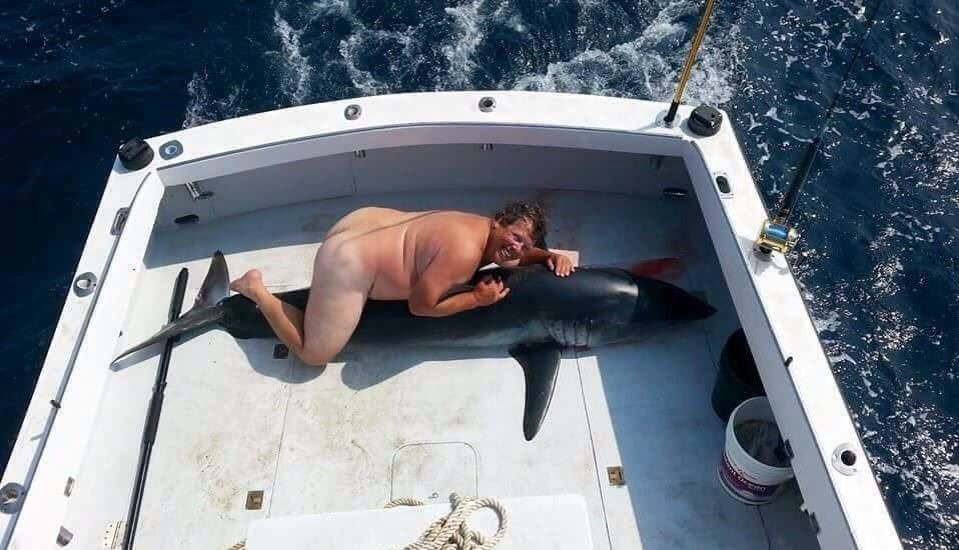 El entrenador Jim McElwain desnudo encima de un tibur�n muerto