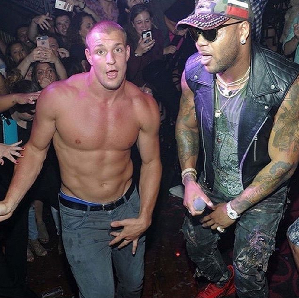 Rob Gronkowski se desata con Flo Rida's  en el Shrine Foxwoods Resort...