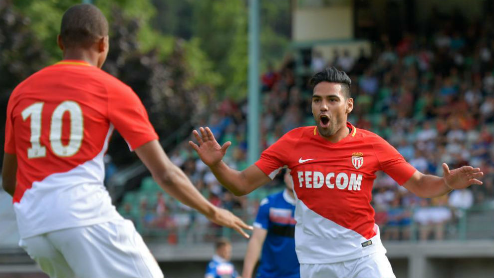 Falcao celebra un gol con Mbapp� en el amistoso de pretemporada ante...