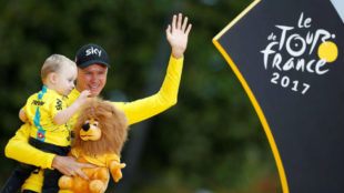 Chris Froome en el podio de Par�s junto a su hijo Kellan.
