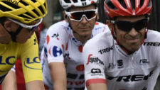 Alberto Contador hablando con Chris Froome en la �ltima etapa del...